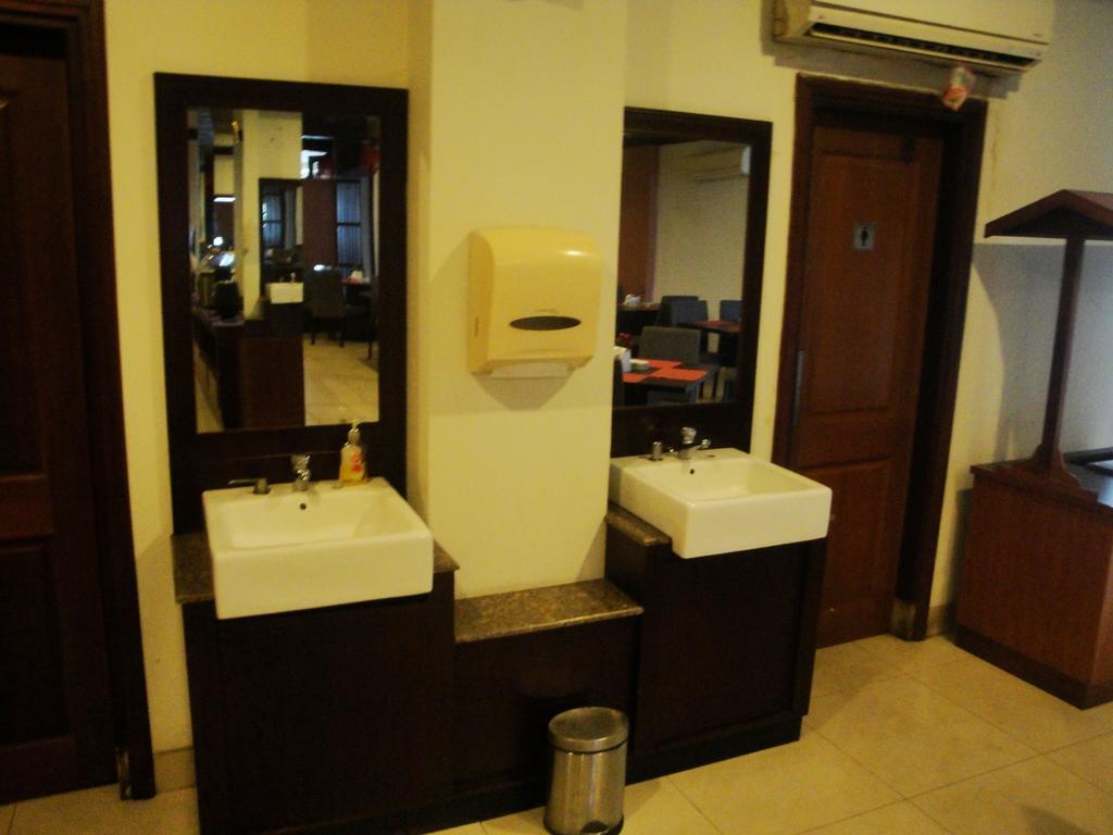 Imperial Hotel Kendari Esterno foto