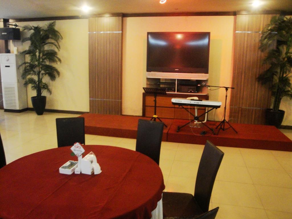 Imperial Hotel Kendari Esterno foto