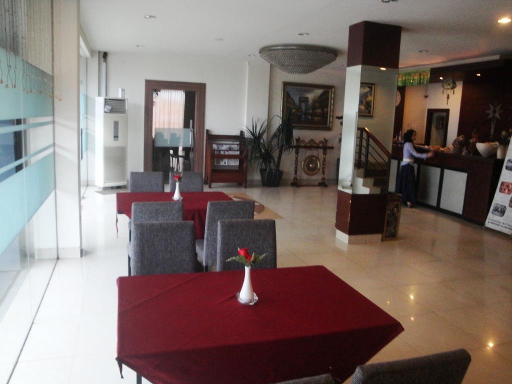 Imperial Hotel Kendari Esterno foto