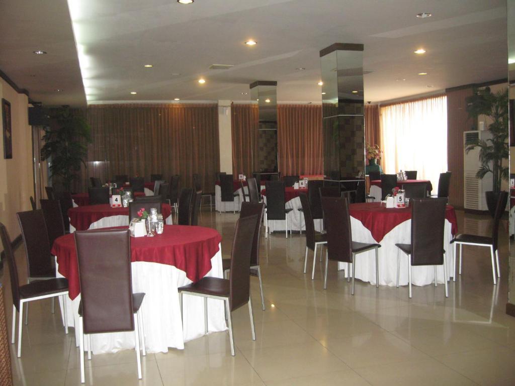 Imperial Hotel Kendari Esterno foto